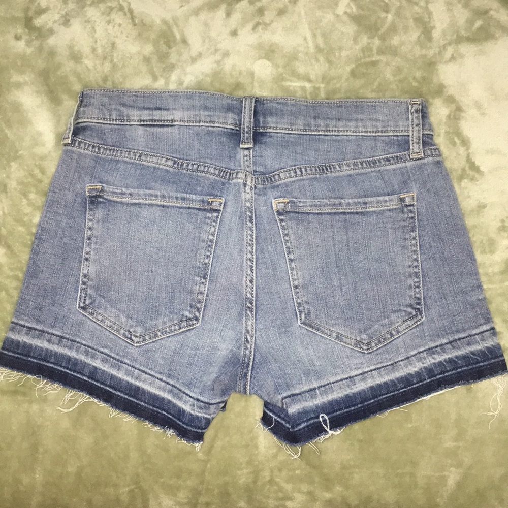 Banana Republic Mid Rise Short - Picture 3 of 5